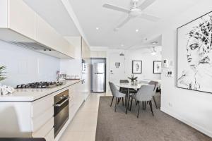 1 Bedroom Study Unit in Broadbeach - NO PARKING - Q Stay