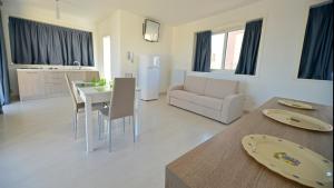 Leo Apartments