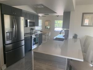 Charming 2BR Pool Home Near Manasota Key