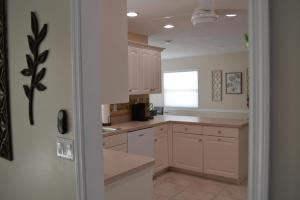 Pool Home Near Manasota Key - Shark Tooth Hunting