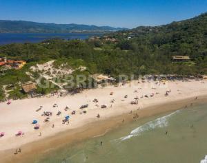 Pico da Ferrugem a uma quadra da praia