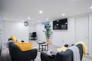 Bright & Cozy Home in the GTA (Basement Apartment)
