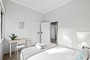 Modern Private Double Room - Centrally Located - Shared Bathroom