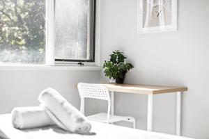 Modern Private Double Room - Centrally Located - Shared Bathroom