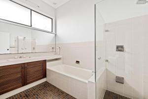 Modern Private Double Room - Centrally Located - Shared Bathroom