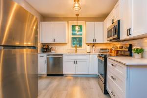 4BR Home w 2 Kitchens & 2 Living Rooms