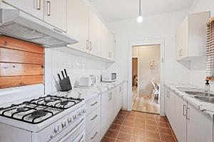 Boutique Single Room - Centrally Located at Granville -In Courtyard - Shared Bathroom & Kitchen