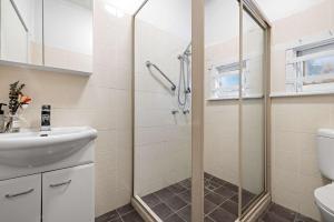 Boutique Single Room - Centrally Located at Granville -In Courtyard - Shared Bathroom & Kitchen