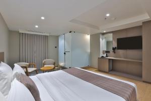 Hotel Golden Tower At Delhi Airport