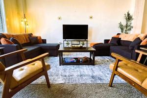Spacious 2BR Loft - near CSU, Playhouse, Progressive field, R&R Hall of Fame - Gym & Sauna