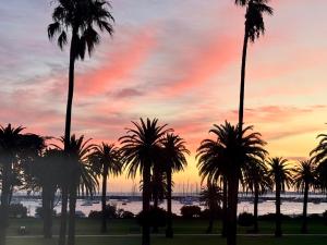 Spacious Art Deco 2 bedroom apartment in premium position