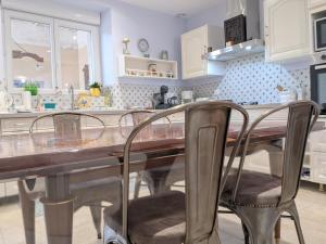 Maison spacieuse avec terrasse couverte et parking en région naturelle - FR-1-591-764