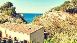 Petite maison rénovée- Niolon à la mer