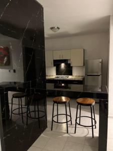 Casa completa, 4 dormitorios, 7 camas dobles, 2 sofá cama, 3 baños, cocina equipada, consola Arcade, asador, juguetes para niños, fraccionamiento privado, zona de vías rápidas