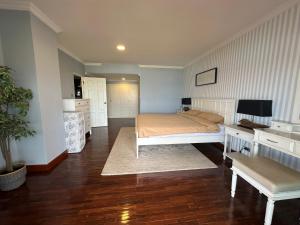 Beachfront condo with 5 star resort facilities