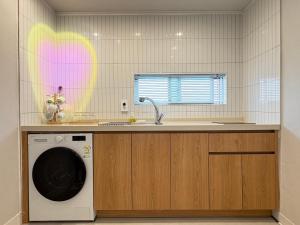 홍대입구역 5분, 최대7인, 넓은 거실, 짐보관, 호텔식 침구,세탁건조기, 홍대