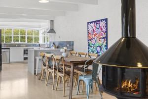 An Entertainers Oasis - Fun Home with Pool Table, Arcade Game, Basketball Ring