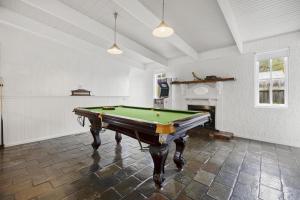 An Entertainers Oasis - Fun Home with Pool Table, Arcade Game, Basketball Ring