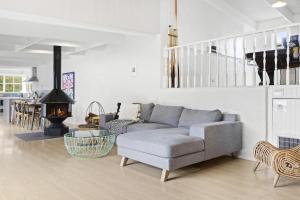 An Entertainers Oasis - Fun Home with Pool Table, Arcade Game, Basketball Ring