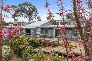 An Entertainers Oasis - Fun Home with Pool Table, Arcade Game, Basketball Ring