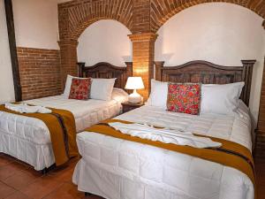 Colonial House 8 rooms and private parking in Antigua Guatemala