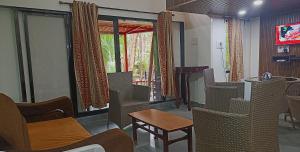 NivaantatVicharays Palm View Family Room