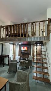 NivaantatVicharays Palm View Family Room