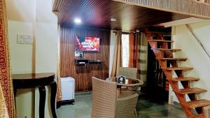 NivaantatVicharays Palm View Family Room