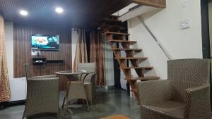 NivaantatVicharays Palm View Family Room