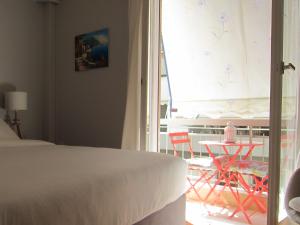 Walk to Acropolis of Athens,15-min Metro nearby