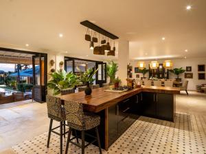 6BR Canggu: Chef, Lap Pool, BBQ,Near Beach & Finns