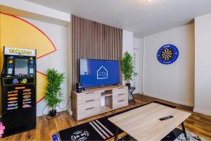 Spacious 3 Bed with Pac-Man, Darts and 2 Parking spaces