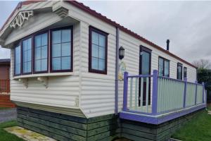 Caravan - Sleeps 4 - Pet friendly - Parking