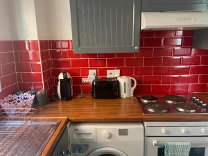 Apartment - Sleeps 4 & On-site Parking