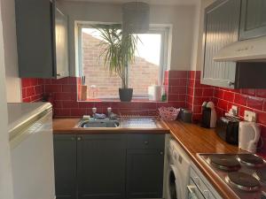 Apartment - Sleeps 4 & On-site Parking