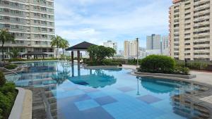 Cosy Makati Penthouse Studio with Great View