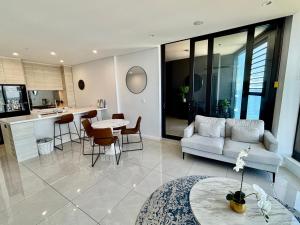 Stunning Ocean View 2 Bedroom Surfers Paradise