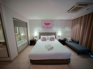 Wyndham Danang Golden Bay Hotel