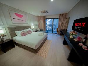 Wyndham Danang Golden Bay Hotel