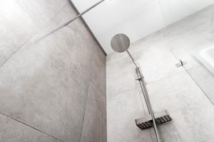 Razor Apartment with Terrace, Kamanina