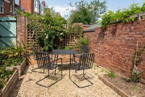 Large flat, central Exeter, sleeps 6, garden