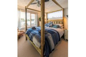 1 Bed Flat - Sleeps 2 - Pets - Balcony - Parking