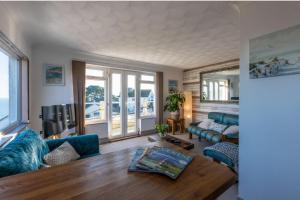 1 Bed Flat - Sleeps 2 - Pets - Balcony - Parking