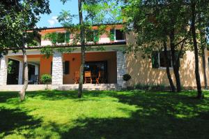 Villa Ana, Spacious 5 Bedroom Retreat with Access to 2 Shared Pools