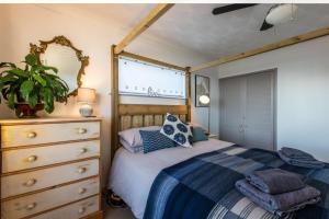 1 Bed Flat - Sleeps 2 - Pets - Balcony - Parking