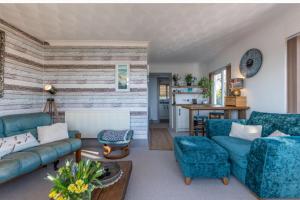 1 Bed Flat - Sleeps 2 - Pets - Balcony - Parking