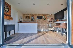 Pentre Bach 6BR House | Hot Tub & Pool Table