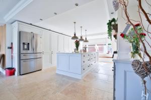 Pentre Bach 6BR House | Hot Tub & Pool Table
