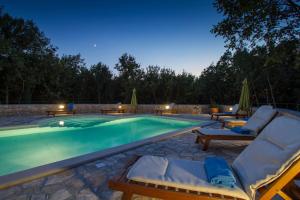 Villa Ana, Spacious 5 Bedroom Retreat with Access to 2 Shared Pools