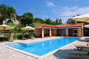 Villa Ana, Spacious 5 Bedroom Retreat with Access to 2 Shared Pools